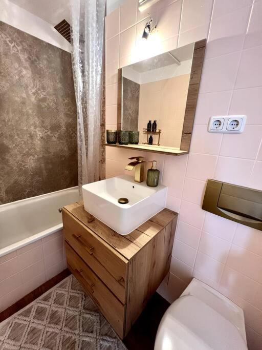 Bali Home Stylische Wohnung Mit Terrasse Schoenefeld Ngoại thất bức ảnh